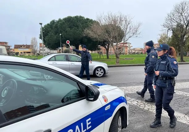 Ladispoli, ubriaco al volante semina il panico guidando a zig-zag sull’Aurelia: denunciato dalla Polizia Locale