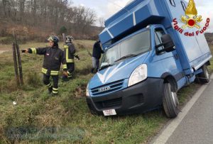 Manziana, esce di strada furgone trasporto cavalli della Polizia: ferito l’autista e illesi gli animali