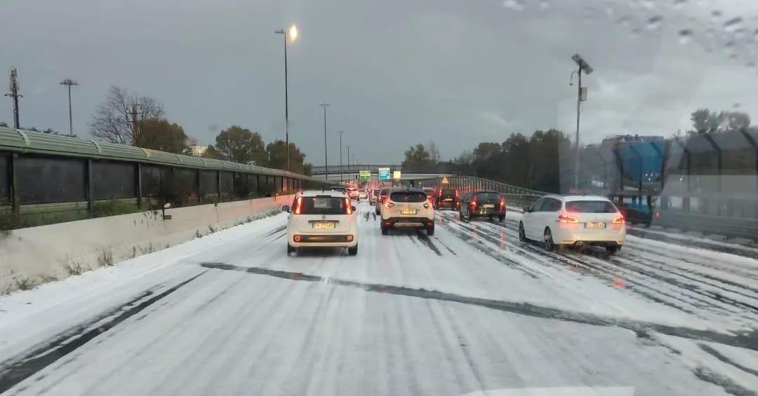 Roma, bomba d’acqua e grandine nell’ora di punta: traffico paralizzato dal centro alla periferia