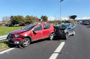 Cerveteri, tamponamento sulla A12: 35enne in codice rosso