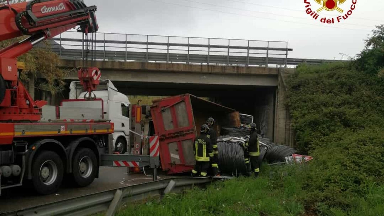 Formia, tir si ribalta sotto un ponte: conducente in codice rosso e traffico bloccato