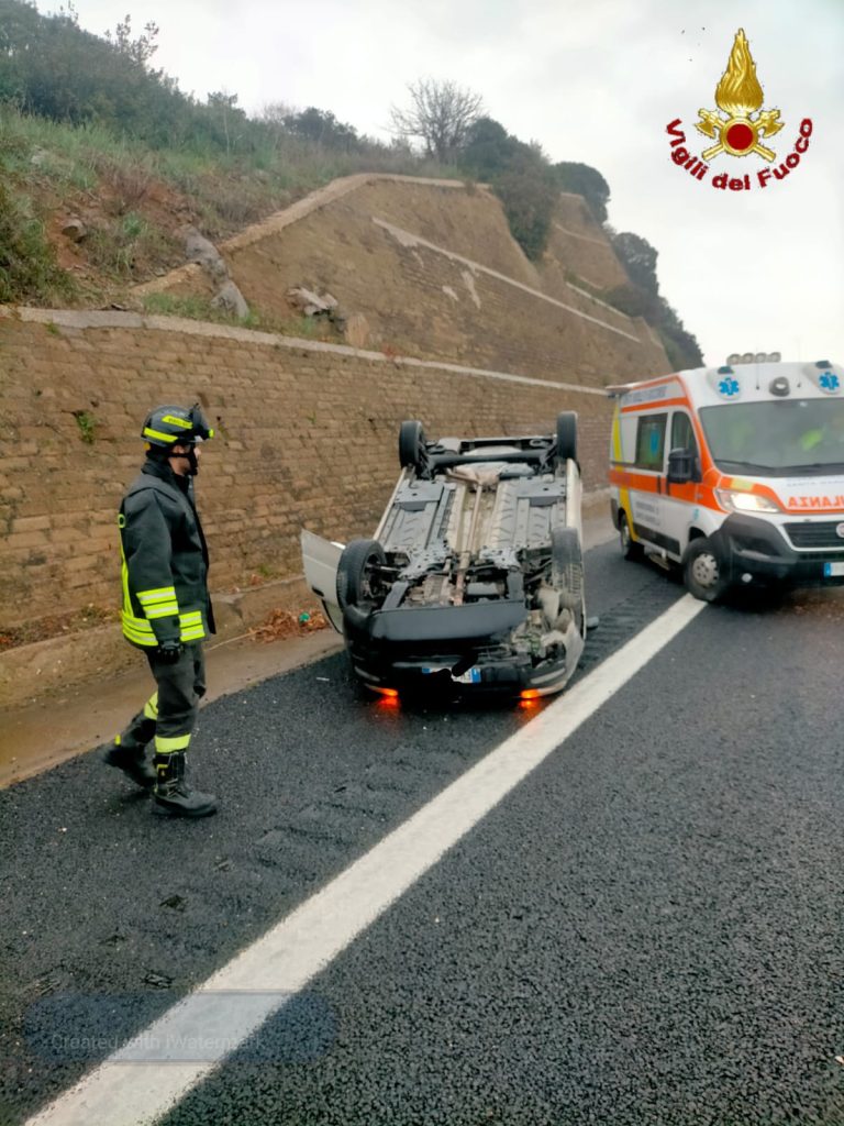 Cerveteri, auto si ribalta sull’autostrada: ferita una 22enne