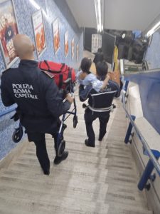 Roma – Rotta la scala mobile della metro, disabile portata in braccio dai vigili