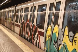 Roma, uomo cade sui binari della metro: salvo per miracolo. Linea A interrotta