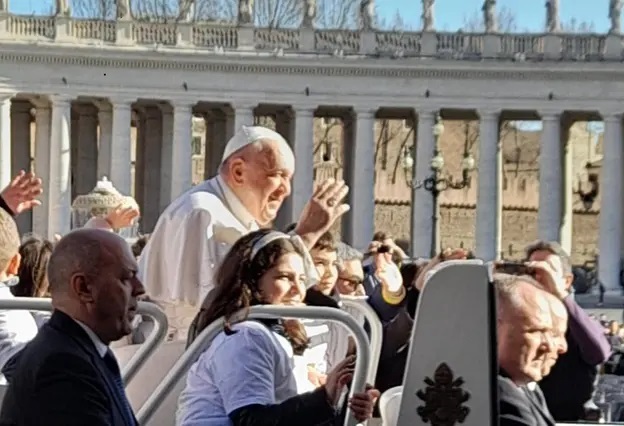 Emozione a Piazza San Pietro: i bimbi della “Melone” (Ladispoli) e della “Don Milani” (Cerveteri) sulla papamobile con Francesco