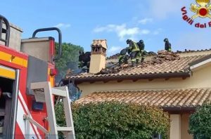 Fiumicino, brucia tetto di un villino ad Aranova: nessun ferito