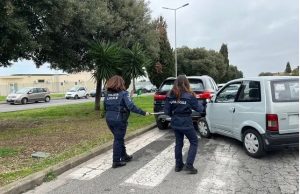 Ladispoli, minorenne perde il controllo della minicar e finisce contro auto parcheggiata