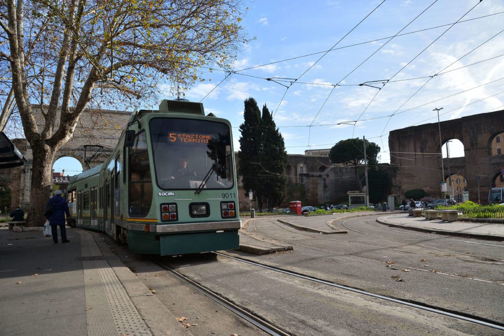 Si sdraia sulle rotaie e blocca la circolazione dei tram, tragedia sfiorata