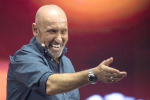 “Ai miei tempi non era così…”, Maurizio Battista in scena al Traiano