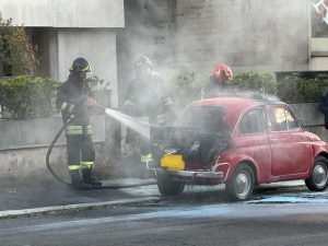 Roma – Spinaceto, a fuoco vecchia Fiat 500. Fiamme domate prontamente da VVF