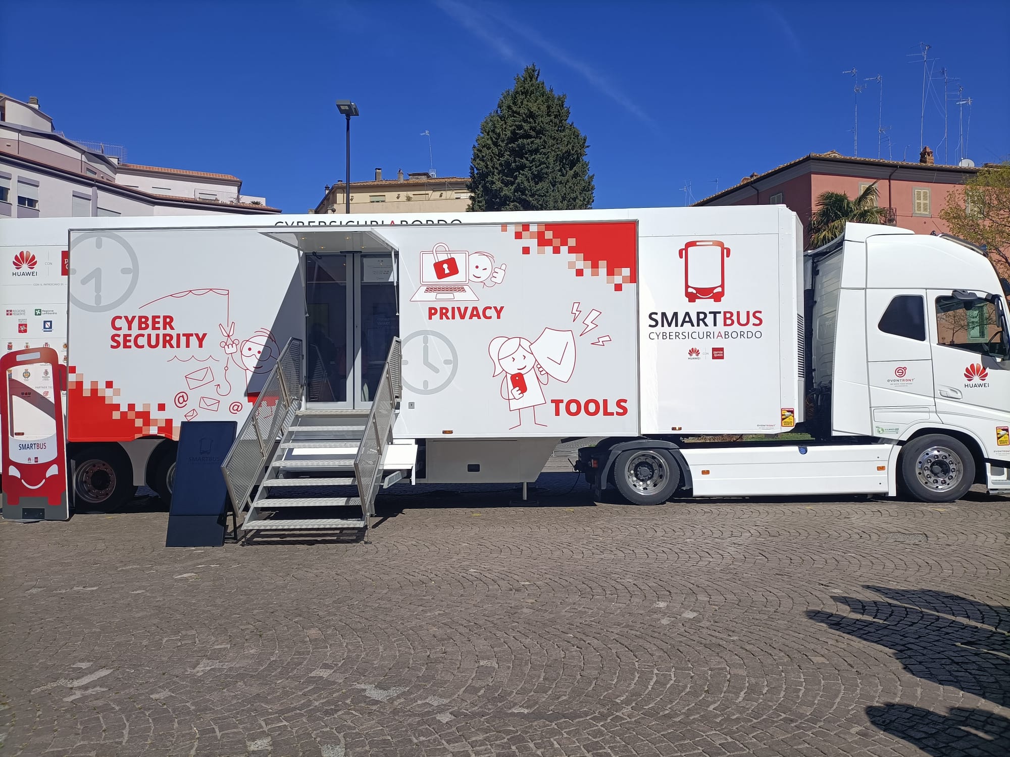 Uso consapevole del digitale, lo “SmartBus” di Huawei fa tappa a Viterbo