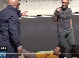 Attivisti bloccano il Gra: automobilista scende e li prende a calci