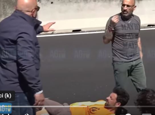 Attivisti bloccano il Gra: automobilista scende e li prende a calci