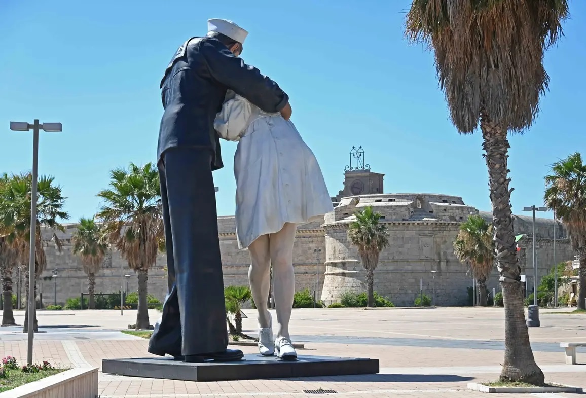 Civitavecchia, 32mila euro per un altro anno di Statua del Bacio: la giunta a caccia di sponsor