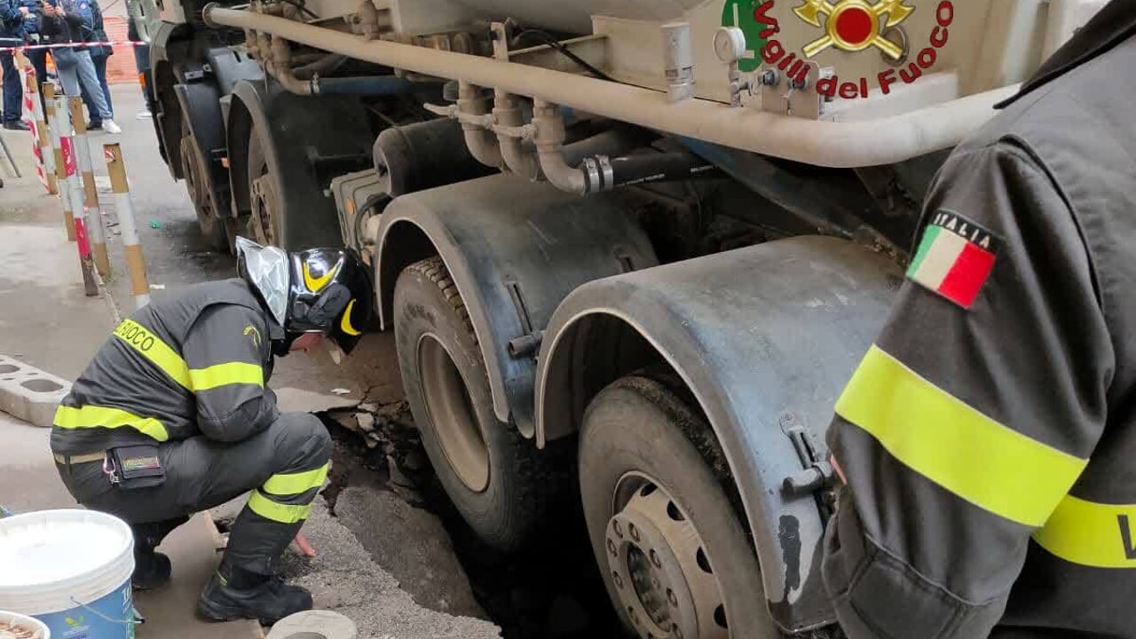 Tivoli, betoniera sprofonda in una voragine: nessun ferito