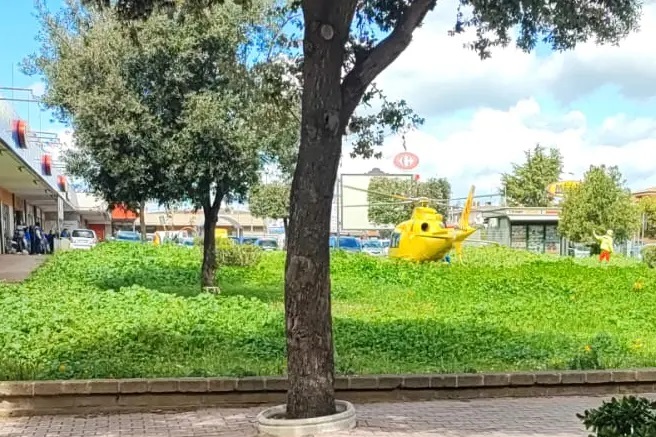 Ladispoli, esce dal centro commerciale e si accascia: 73enne muore per malore improvviso