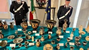 Ceramiche e vasi etruschi recuperati a Torino da una collezione privata illegale