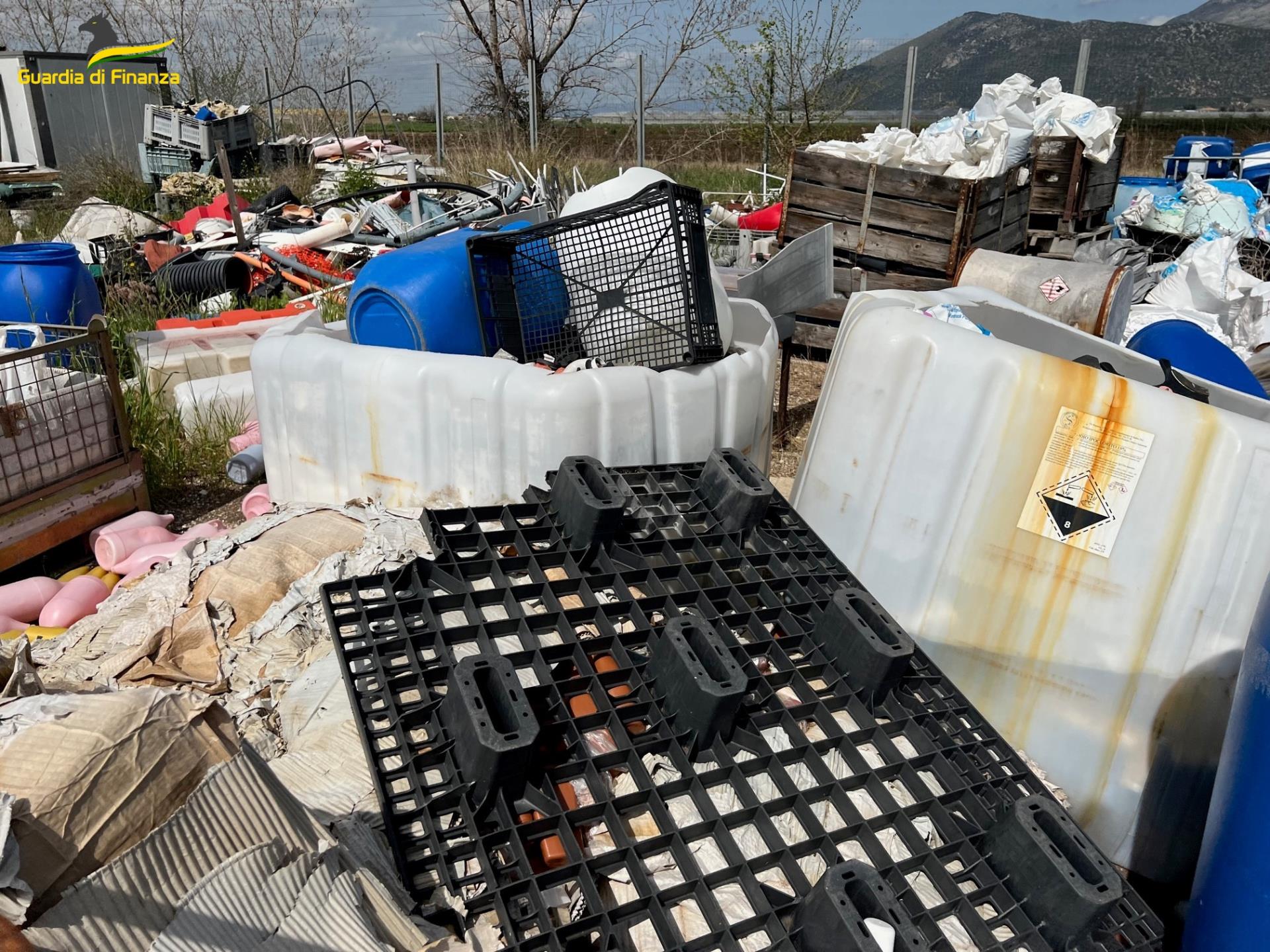 Sezze, eternit e solventi chimici accanto a terreno agricolo: sotto sequestro discarica abusiva