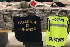 Civitavecchia, nascosti tra le banane ci sono 72 chili di cocaina: maxi-sequestro al porto