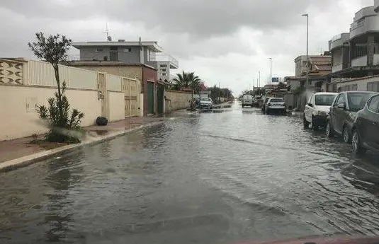 Fiumicino, arriva la pioggia e Focene è di nuovo sott’acqua