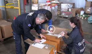 Fiumicino, all’aeroporto la Finanza blocca 200 smart watch contraffatti provenienti dalla Cina