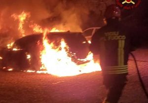 Santa Marinella, due auto in fiamme nella notte: incubo piromane in città