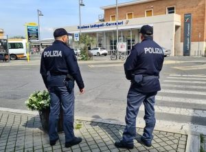 Ladispoli, atti osceni alla stazione: 50enne si denuda e comincia a masturbarsi