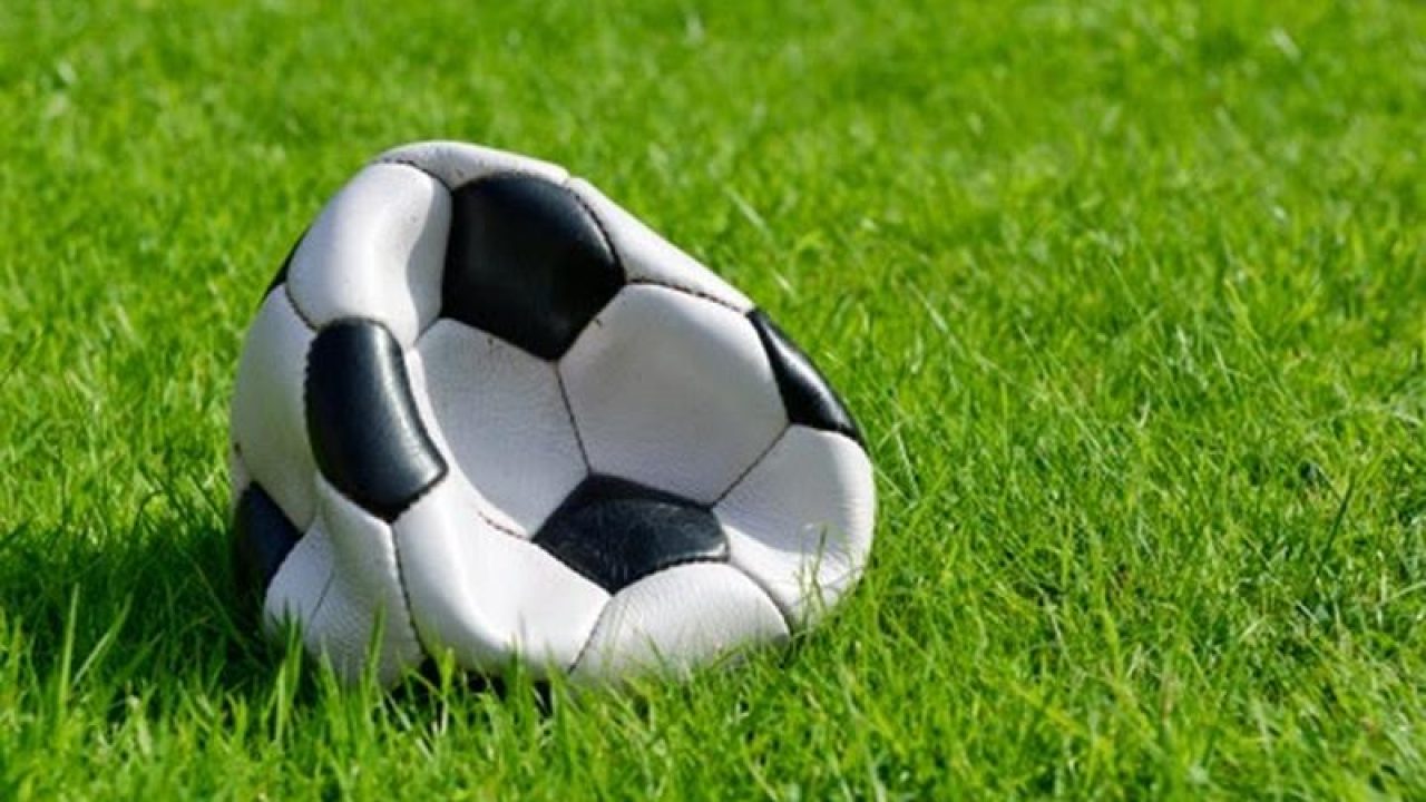 Napoli – Bambini litigano per un pallone, uno dei due accoltella l’altro