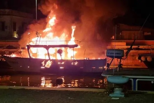 Fiumicino, nella notte brucia peschereccio nel porto canale