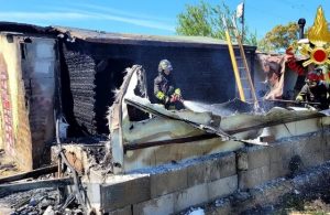 Civitavecchia, roulotte prende fuoco a Santa Lucia: i Vigili del fuoco intervengono e salvano casa adiacente