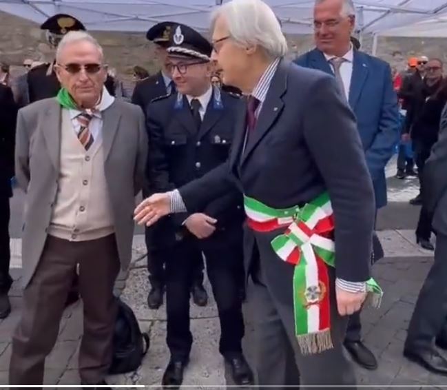 “Nulla è peggio del fascismo degli antifascisti”: Sgarbi al vetriolo attacca il presidente dell’Anpi, Mezzetti