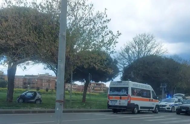 Ladispoli, perde il controllo della sua Smart e si schianta contro un albero: ferita una 26enne