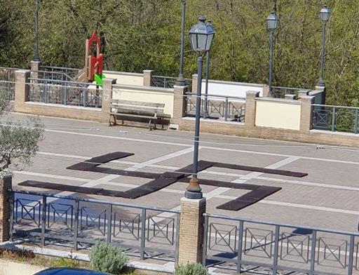 Monte San Giovanni Campano – Enorme svastica in piazza, è polemica