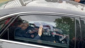 Silvio Berlusconi dimesso dall’ospedale “L’incubo è finito, ho vinto ancora”