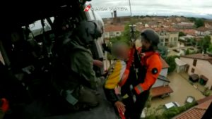 A Cervia 3 elicotteri della Guardia Costiera hanno evacuato 37 persone
