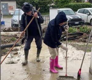 Alluvione Emilia Romagna, i genitori di Laura Pausini puliscono strada Solarolo