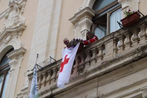 Settimana Croce Rossa, bandiera della Cri esposta nel palazzo comunale di Rieti