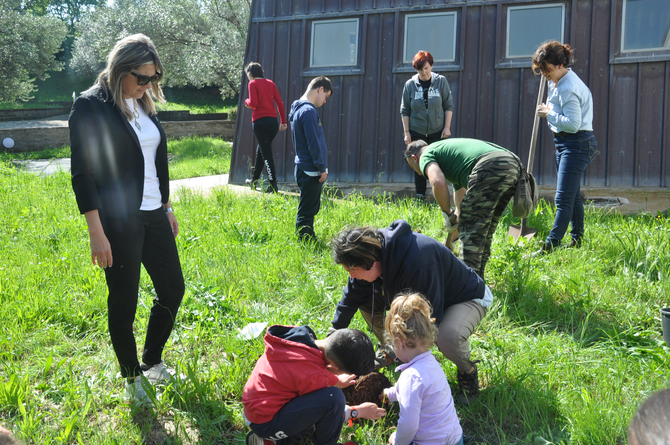 Tre nuovi alberi nel giardino della scuola materna di Tobia