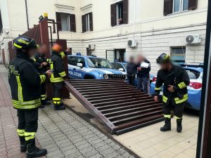 Paura a Civitavecchia: crolla il cancello del Commissariato, agente salvo per miracolo