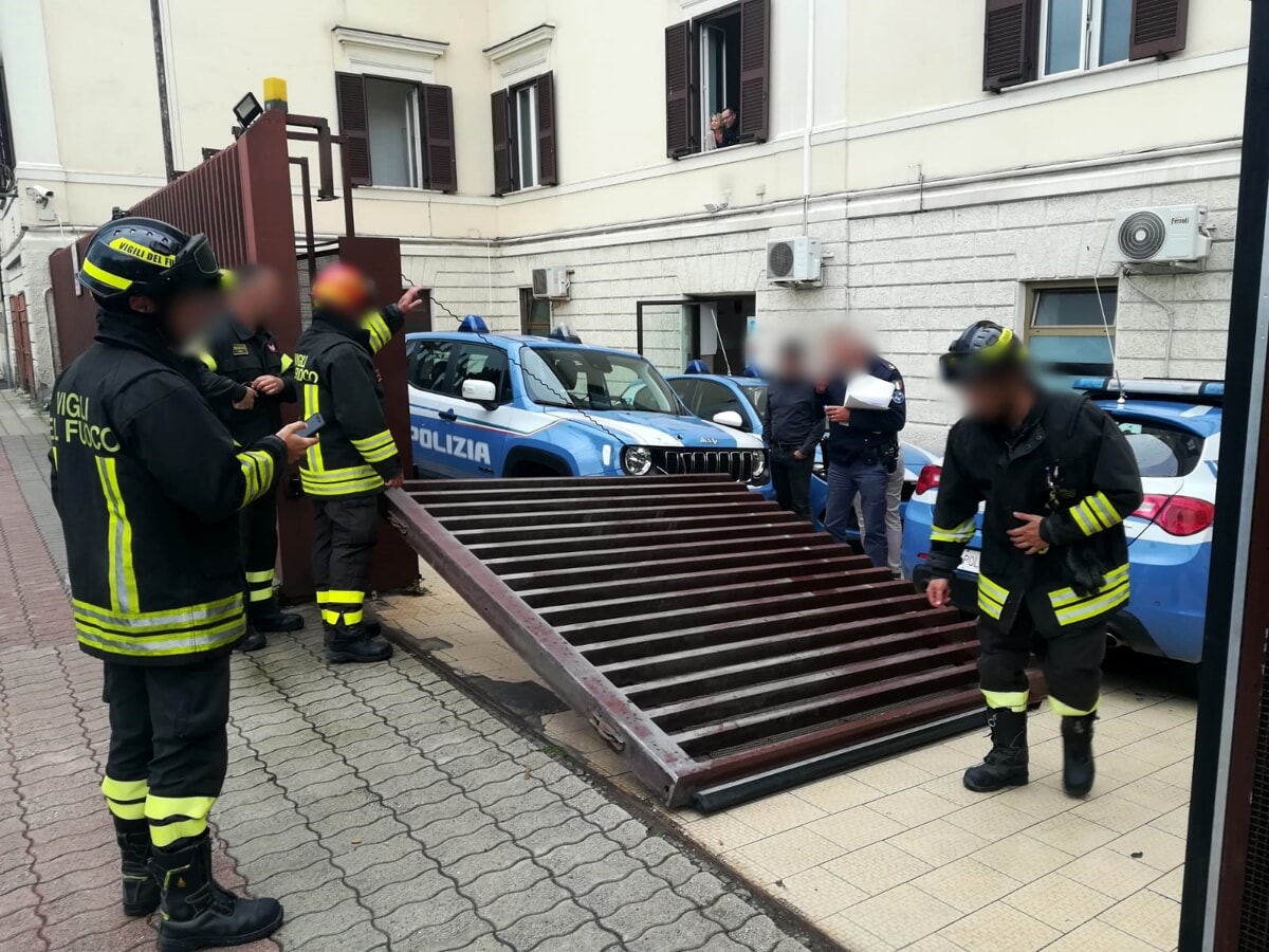 Paura a Civitavecchia: crolla il cancello del Commissariato, agente salvo per miracolo