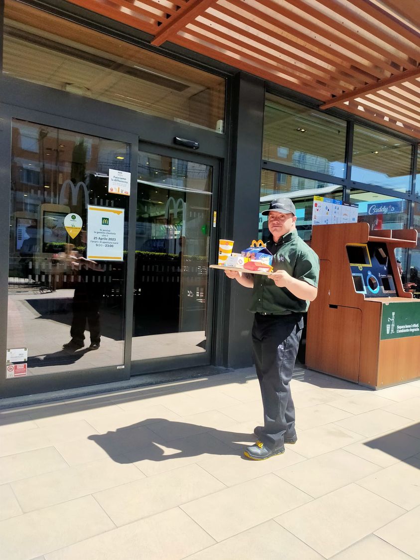 Oltre la disabilità: Andrea, affetto da sindrome di Down, ha iniziato a lavorare al Mc Donald’s