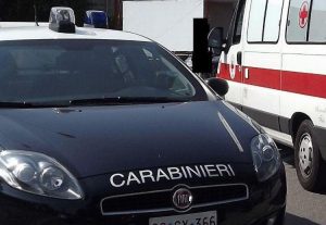 Aggredisce i genitori e prende a calci i carabinieri intervenuti per soccorrerli, in manette quarantenne