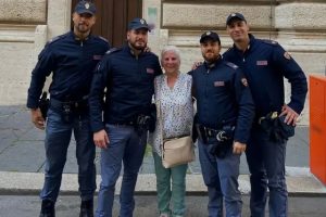 Roma, crocierista 82enne si smarrisce in centro e rischia di perdere la nave: salvata dalla Polizia può tornare a Civitavecchia