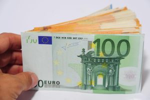 Fiumicino, pronto a imbarcarsi per Atene con oltre 12mila euro in banconote false: arrestato pakistano