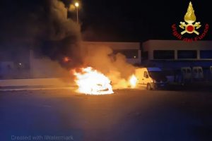 Ladispoli, incendio nella notte nella zona industriale: distrutta un’auto di lusso