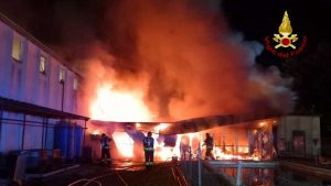 Notte di fuoco ad Aprilia: brucia un’azienda di materiale elettronico sulla Nettunense