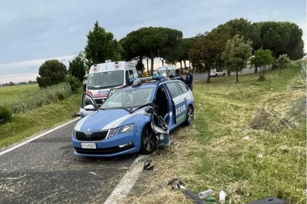 Santa Marinella, esce di strada sulla A12 e travolge la Pantera della Stradale con l’autovelox