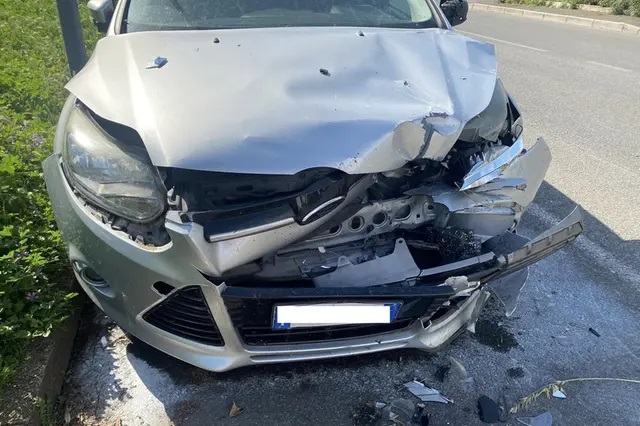 Cerveteri, centra in pieno auto in sosta e poi scappa