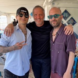 Week-end a Santa Marinella con passerella di cantanti: Ultimo e Giuliano Sangiorgi avvistati all’Isola del Pescatore