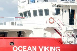 Civitavecchia, è arrivata in porto la Ocean Viking: sbarcano 168 migranti